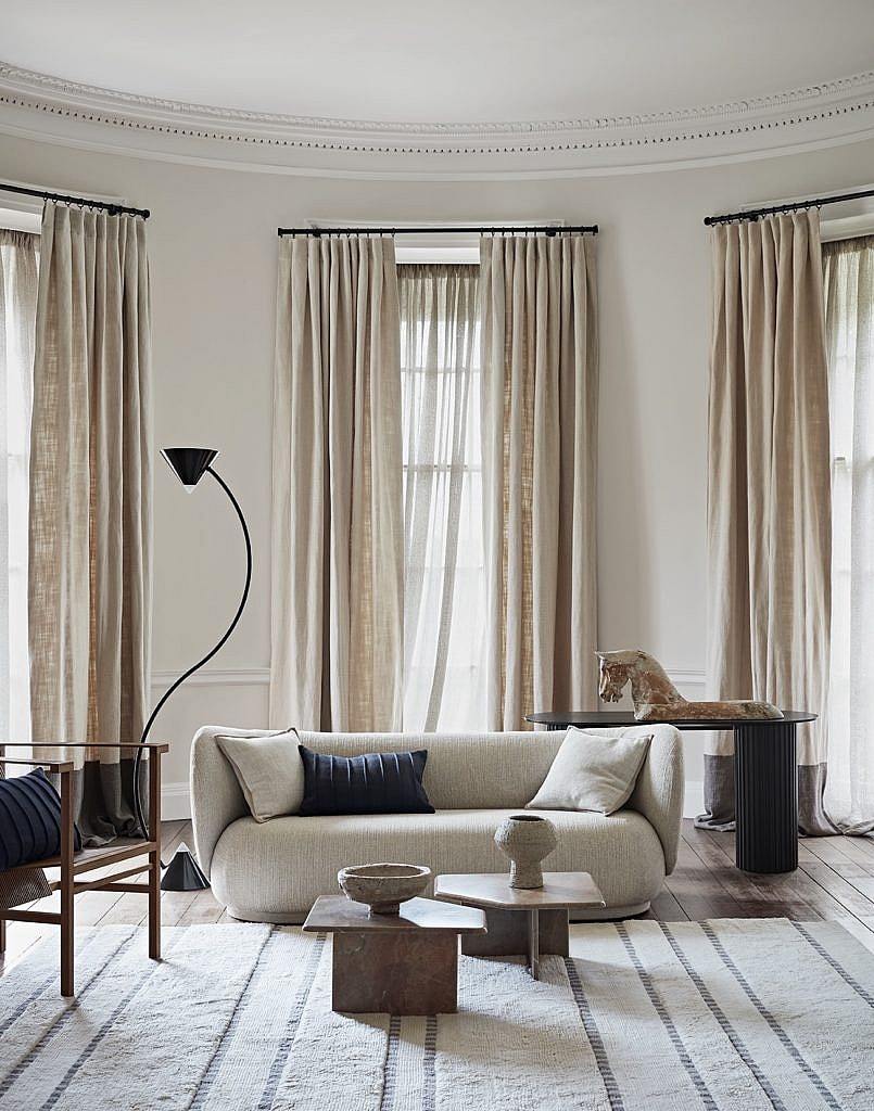 Curtains in ‘Naturally Organic’ fabric, sheer curtains in ‘Mistral’, sofa upholstered in ‘Shore’, all de Le Cuona