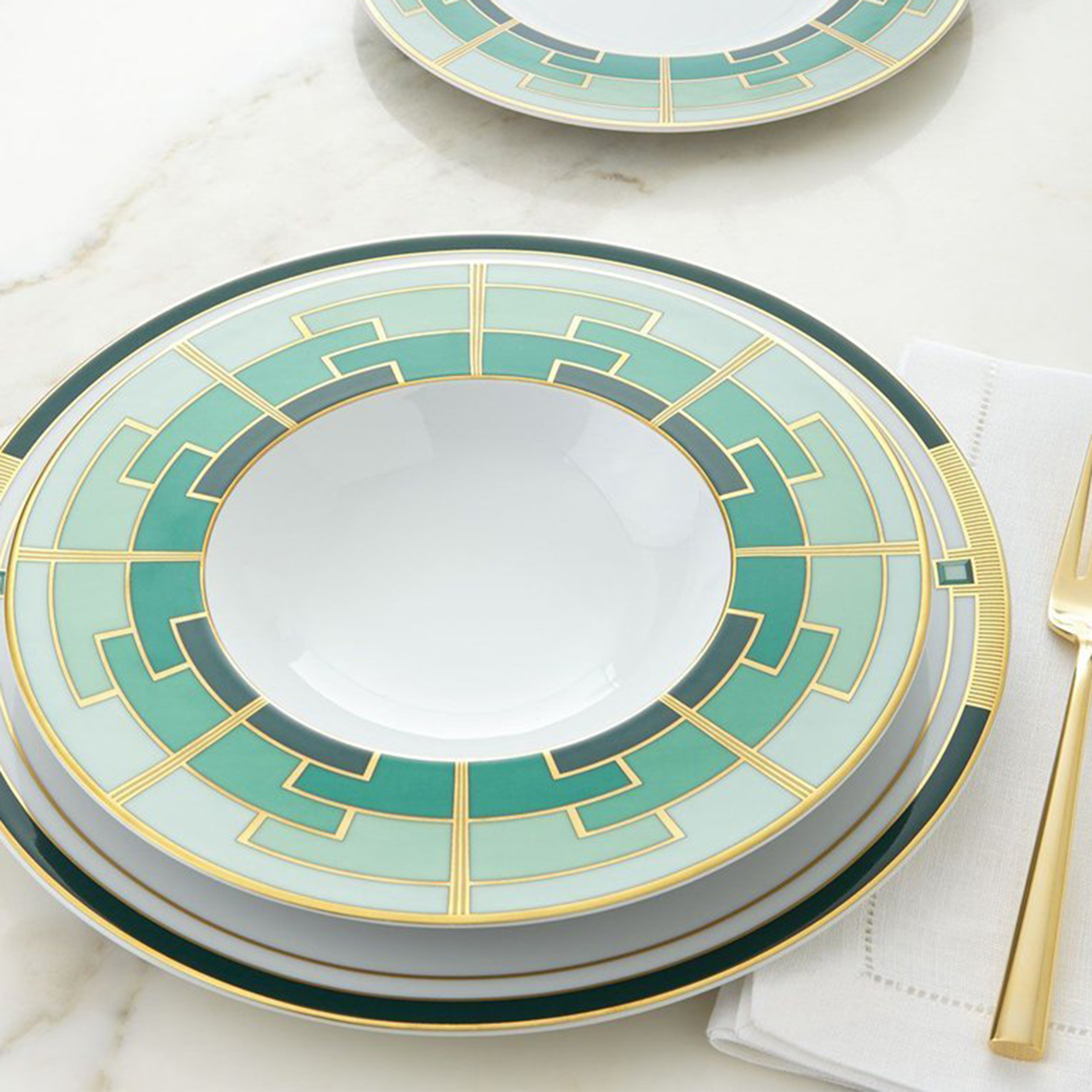 Flat plate. Vista Alegre посуда Emerald. Plate Vista Alegre. Vista тарелки. Тарелки Vista Alegre Portugal зеленые.